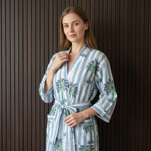 Robe de chambre décontractée pour femme, gris et blanc, à rayures et imprimé floral, col en V, longueur totale, manches trois quarts, 100 % coton tissé, idéale pour l'été - Product Image 1