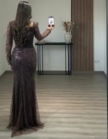 Robe de soirée longue marron tendance et sobre avec des perles sophistiquées et des robes latérales élégantes pour les occasions formelles