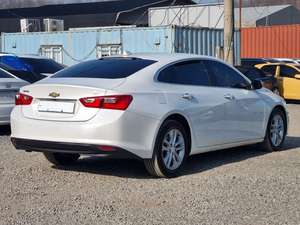 Malibu Blanc 2017 – Nouvelle berline coréenne turbo essence automatique, propre, de taille moyenne, avec navigation et caméra – Exportation coréenne abordable - Product Image 2