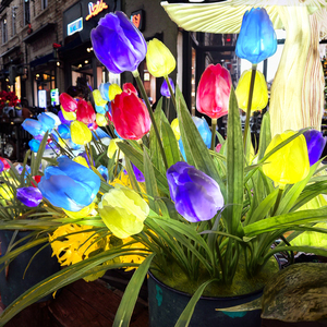 Lampes LED d'extérieur étanches pour pelouse, décorations interactives réalistes en forme de faux tulipes, lumières douces en forme de fleurs artificielles parfumées pour la fête des mères - Product Image 1