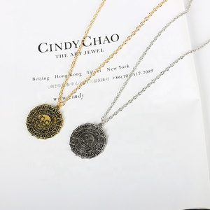 Collana <span class=keywords><strong>Pirati</strong></span> <span class=keywords><strong>dei</strong></span> Caraibi in Oro, Collana da Uomo con Ciondolo a Forma di Teschio - Product Image 2