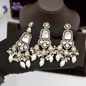 Parure élégante et tendance en alliage avec pendentif imitation Kundan, perles blanches et boucles d'oreilles assorties pour mariages indiens - Product Image 2
