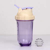 Bouteille shaker de sport portable en plastique écologique de 500 ml avec mesure et agitateur pour protéines et eau
