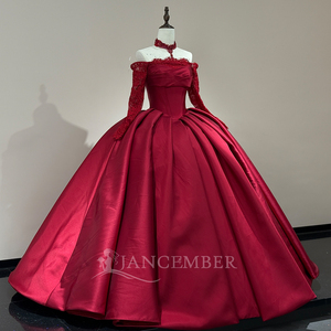 Robe de bal de Quinceañera Xs286 moderne rouge bordeaux en satin, épaules dénudées, manches en dentelle, longueur ras du sol, avec appliques, pour Sweet 15 - Product Image 3