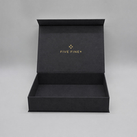 Boîtes rigides personnalisées avec logo en relief et pelliculage mat pour l'emballage de vêtements de mariage et de robes de soirée