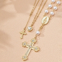 Vente en gros de colliers religieux avec croix gothique pour femmes chaîne exagérée à double couche avec grande perle en alliage de zinc plaqué or