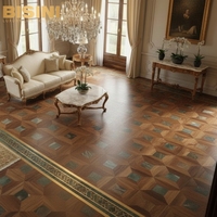Hall d'entrée de villa de style italien somptueux, marbre vert incrusté de rayures de cuivre, parquet en marbre veiné, sol en bois.