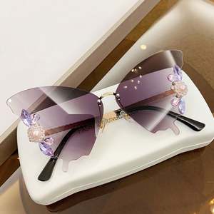 Lunettes de soleil de luxe personnalisées avec logo, strass brillants, sans monture, œil de chat, papillon, en cristal pour femme - Product Image 2