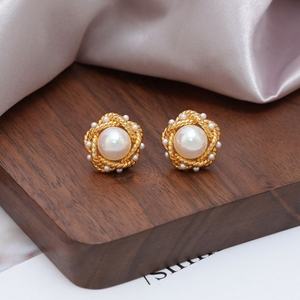 ต่างหูมุกดอกไม้สไตล์ญี่ปุ่นเกาหลีสุดหรู ปี 2025 สำหรับผู้หญิง ดีไซน์เฉพาะกลุ่มระดับไฮเอนด์ ทันสมัย ผลิตจากโลหะผสมสังกะสี เหมาะสำหรับงานปาร์ตี้ - Product Image 5