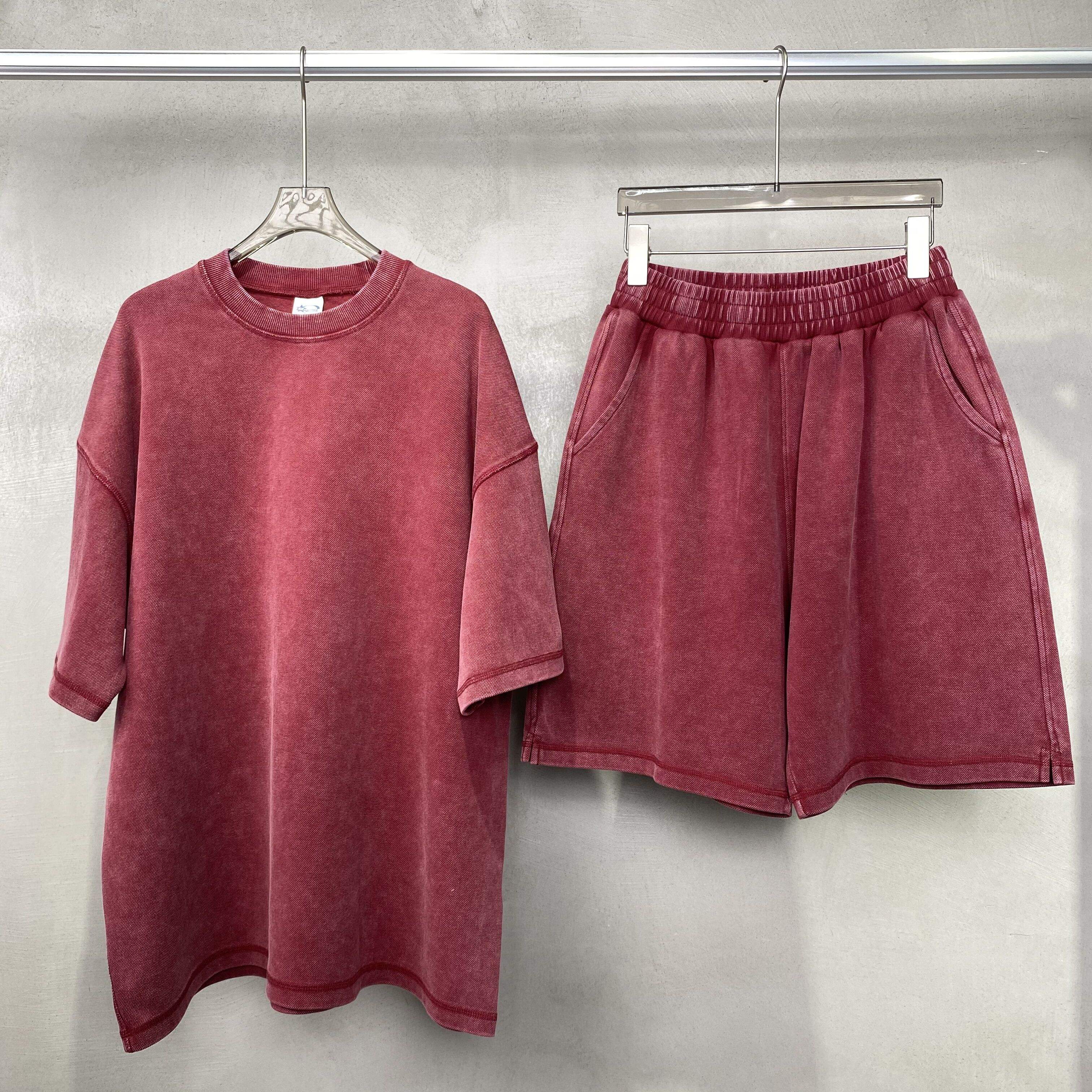 สีแดงเข้ม