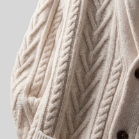 Zeitlose Klassische Wollmischung Strickjacke mit Schalkragen Zopfmuster Retro Klassischer College-Stil Gestreifter Saum Pullover für den Großhandel