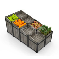Modulair, zwaarbelastbaar metalen en houten supermarkt-displayrek met schappen voor levensmiddelen en een standaard voor fruit/groenten.