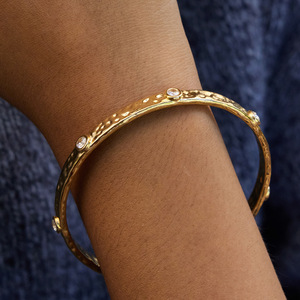 Bracelet martelé en or 18 carats avec diamants ronds incrustés, bijoux unisexes pour tous les jours - Product Image 2