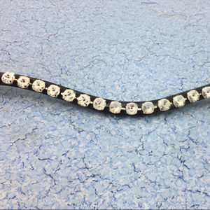 สายคาดศีรษะม้าแบบพรีเมียม ขนาด 12 มม. ทำจากหินสีเงิน พร้อมหนังคุณภาพดีเยี่ยม ดีไซน์ทันสมัย สวมใส่สบาย สำหรับขี่ม้า รับผลิตแบบ OEM ODM จำนวนมาก - Product Image 1