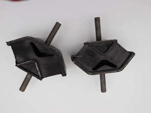 1 ชิ้นยางรองแท่นเครื่องยนต์ 2416R222 สำหรับรถขุดโคเบลโก้ SK60 - Product Image 2