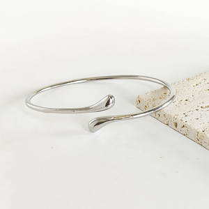 ウォータードロップデザインC字型オープニングブレスレットシンプル調整可能アームチャンキーカフスおしゃれなゴールデンスライバー流行の金メッキ - Product Image 4