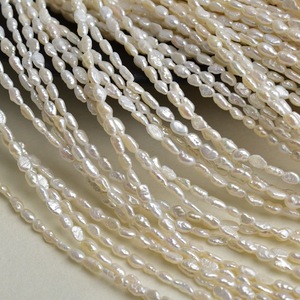 Chaîne de perles baroques d'eau douce blanches brillantes double face de 3-4 mm pour collier et bracelet DIY - Product Image 1