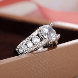Anello classico con pietra rotonda a quattro punte per donna, design geometrico intarsiato, gioielli alla moda per feste - Product Image 4