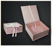 Boîte magnétique rigide haut de gamme personnalisée avec doublure en éponge de 3 mm/2 mm d'épaisseur, emballage cadeau recyclable pour cosmétiques, perruques, vêtements, logo personnalisé