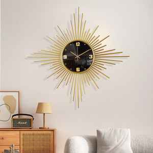 Vente en gros de grande horloge décorative murale en métal, créative, silencieuse, moderne, en forme de <span class=keywords><strong>soleil</strong></span>, aiguille abstraite la plus vendue pour la décoration du salon - Product Image 3