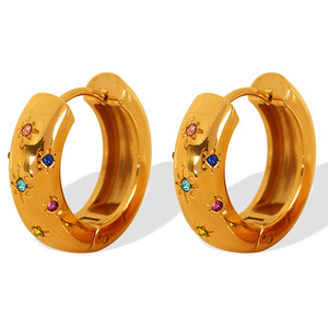 Boucles d'oreilles créoles dorées à motif étoile sertie de diamants, bijoux de soirée pour femme - Product Image 5