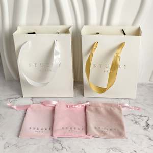 Sacs de shopping en papier kraft recyclé écologiques avec logo personnalisé et poignées torsadées de luxe pour l'emballage de vêtements/chaussures - Product Image 2