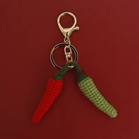 Le petit pendentif en forme de piment tissé à la main de Bubagxiangyu et l'exquis porte-clés en laine Zhi Nu en forme de petit piment.