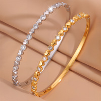 Bracelet en acier inoxydable plaqué or avec zircons étincelants en forme de cœur alternés, style Sweet Love, pour femme, idéal pour le quotidien ou les fêtes