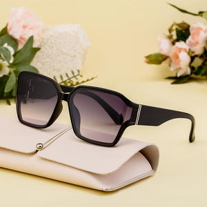 Gafas de sol con montura cuadrada de estilo europeo para mujer, protección UV400, lentes de PC negras, gafas de sol de clase 2, C1, negro brillante, doble gris - Product Image 5