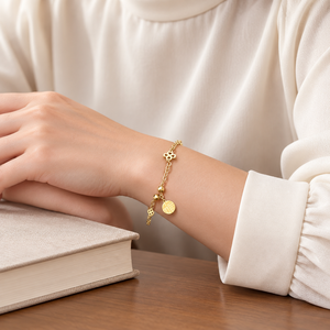 Pulsera de Cadena Dorada con Dijes de Disco y Barra, Acero Inoxidable, Baño de Oro de 24K al Vacío - Product Image 3