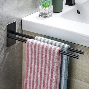 Porte-serviettes en fer auto-adhésif sans perçage avec finition dorée, résistant à la rouille, design moderne pour usage hôtelier - Product Image 1