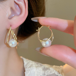 European and American Smooth <strong>U</strong>-<strong>shape</strong> Pearl Retro Versatile Light Luxury High-end Niche Fashion Wholesale Stud <strong>Earrings</strong> for Women - Product Image 1