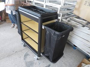 รถเข็นทําความสะอาดโรงแรมไม้ขนาดกลางและถุงสีดํา - Product Image 4