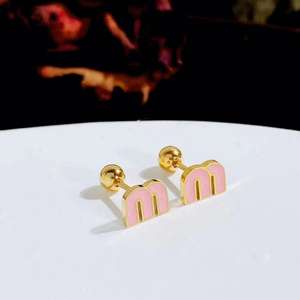 أقراط نسائية مرصعة بحروف من الفولاذ المقاوم للصدأ أقراط مرصعة بالمينا الملونة <span class=keywords><strong>m</strong></span> أقراط ذات علامات تجارية - Product Image 3