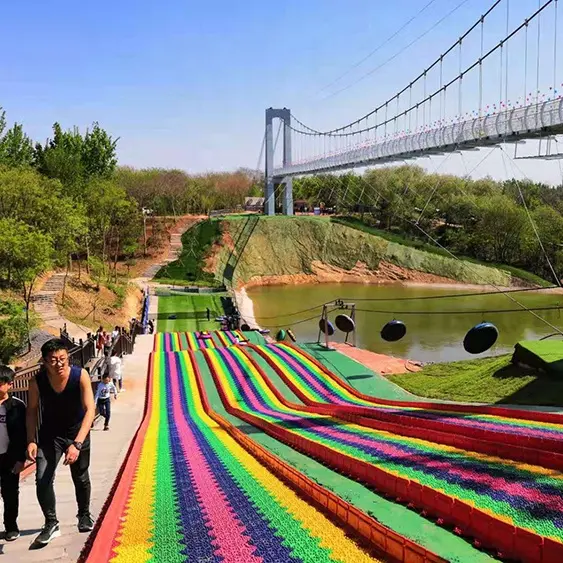 Regenboog Skateboard Glijbaan Voor Buitenspelen Voor Openbare Parken Avonturenparken Stadsparken Resort Hotels Gemaakt Glasvezel Staal