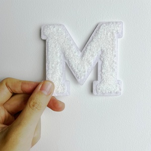 Parches de Letras de Chenilla Termoadhesivos Personalizados a Precio de Fábrica, Bordados en Tela Blanca, Material Personalizado, Tamaño Personalizado para Bolsos, Ropa y Gorras - Product Image 2