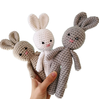 Certifié TK CE EN71 Crochet jouet fait à la main Amigurumi tricoté Bella lapin pour nouveau-nés lapin en peluche avec remplissage en coton PP