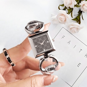 Reloj de pulsera pequeño cuadrado de lujo para mujer con patrón GG, esfera cuadrada dorada, correa de aleación a la moda. - Product Image 4