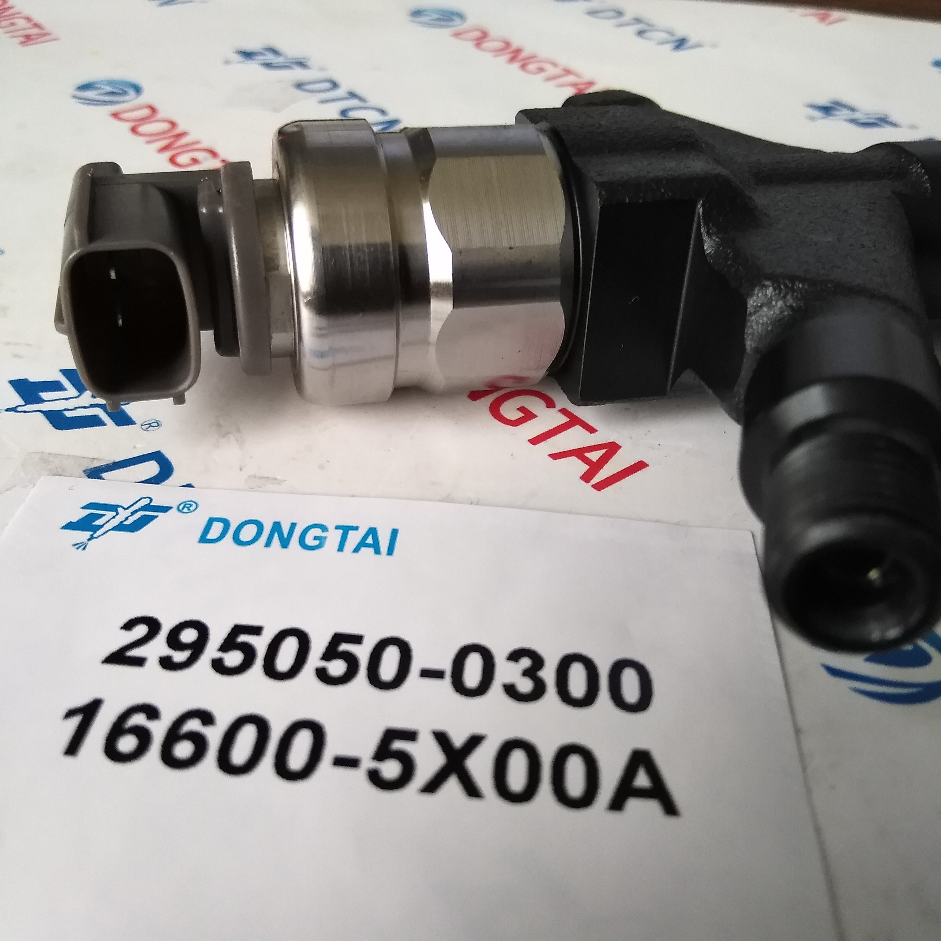 Common Rail Injector 295050-0300 for Nissan YD2K Navara Pathfinder
