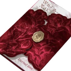 Carte d'invitation <span class=keywords><strong>de</strong></span> <span class=keywords><strong>mariage</strong></span> <span class=keywords><strong>de</strong></span> luxe en velours rouge bordeaux, découpée au laser, avec sceau <span class=keywords><strong>de</strong></span> cire doré - Product Image 4