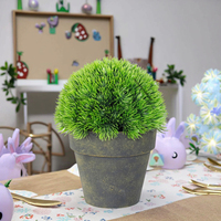 Une belle plante artificielle en pot en forme de boule de pin