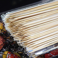 Brochettes de bambou long porte-bonheur de marque personnalisée OEM dans un emballage de sac de fruits jetables pour barbecue, fête et camping