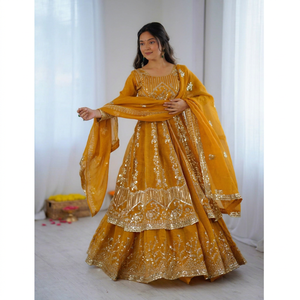 Robe Anarkali traditionnelle indienne pakistanaise pour femmes, brodée, longue jusqu'au sol, avec pantalon palazzo, tenue de mariage en soie - Product Image 1