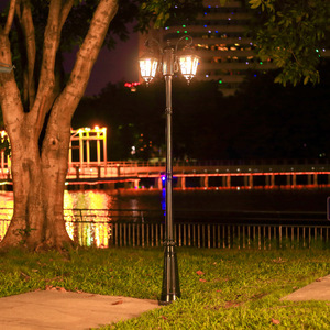 โคมไฟสวนดับเบิ้ลไพน์ 2.7 เมตร สีดำ อลูมิเนียมอัลลอยด์ ไฟ LED พลังงานแสงอาทิตย์ สำหรับภายนอกอาคาร กันน้ำ IP66 แสงวอร์มไวท์ 3500K รับประกัน 10 ปี - Product Image 2