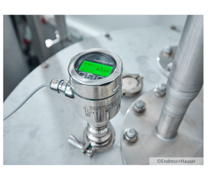 Capteur radar à temps de vol E+H Micropilot FMR63B 80 GHz, hygiénique, pour mesure industrielle, IP68, précision 1 mm - Product Image 1