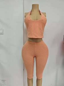 <span class=keywords><strong>Ensemble</strong></span> 3 pièces <span class=keywords><strong>d</strong></span>écontracté pour femme : crop top licou rayé, pantalon capri et bandeau – Coton et élasthanne, coupe ajustée, idéal pour l'été, personnalisable avec votre logo - Product Image 3