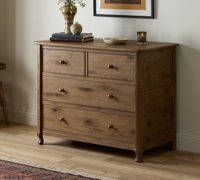 Commode rustique à 4 tiroirs en bois clair avec poignées en bois pour chambre à coucher