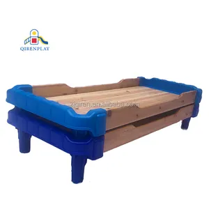 Letto impilabile per bambini dell'asilo di buona qualità con letto in plastica per bambini guardrail in legno