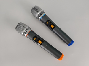 ไมโครโฟนไร้สาย UHF แบบพกพา Xtuga U221 Dynamic สำหรับ<span class=keywords><strong>คาราโอเกะ</strong></span> ช่องสัญญาณคู่ 200 จุดความถี่ปรับได้ รูปแบบการรับเสียงแบบ Cardioid ตัวไมโครโฟนทำจากพลาสติก - Product Image 6