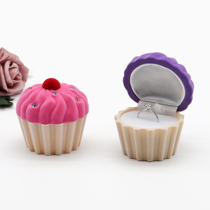 Boîte à bijoux en velours gâteau sophistiqué personnalisé avec emballage de bijoux floqué et belle boîte cadeau - Product Image 1